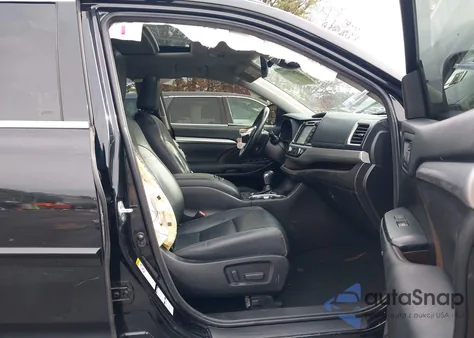 2018 Toyota Highlander Xle z USA, uszkodzony, nr VIN 5TDJZRFH3JS532157